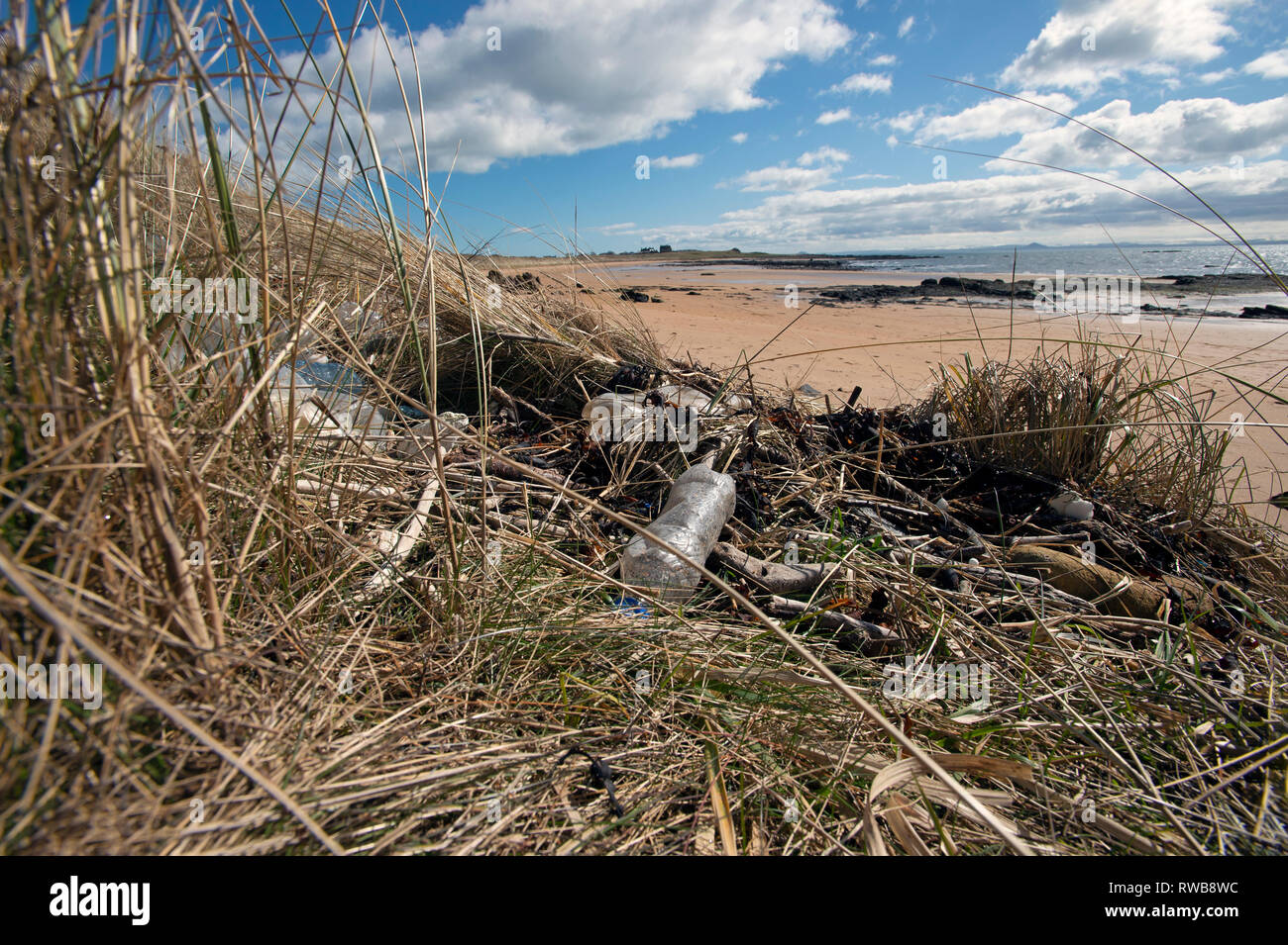 El pecio de plástico y desechos arrastrados hasta la playa de arena de la Bahía de Shell a Elie Fife Escocia Foto de stock