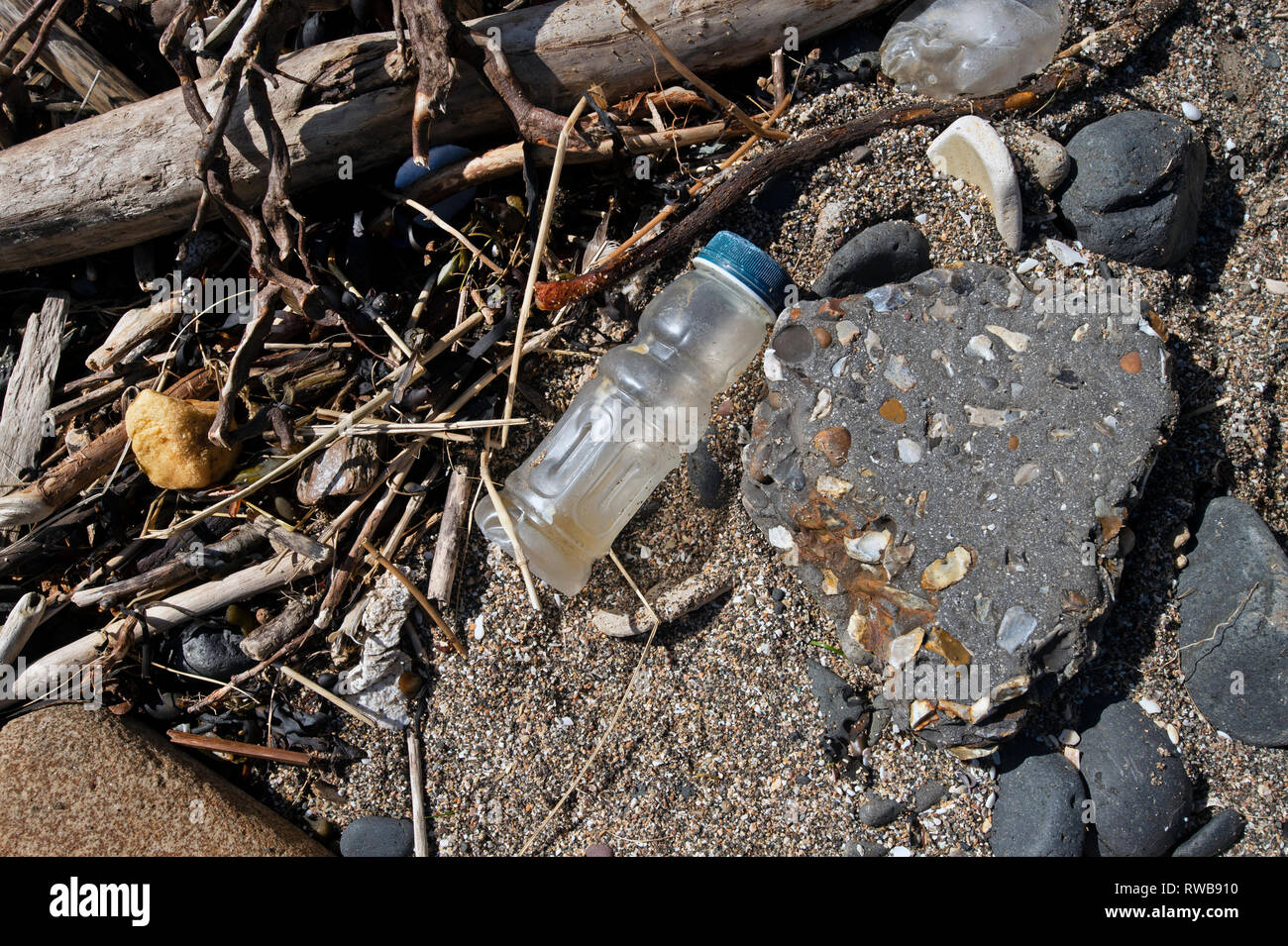 El pecio de plástico y desechos arrastrados hasta la playa de arena de la Bahía de Shell a Elie Fife Escocia Foto de stock