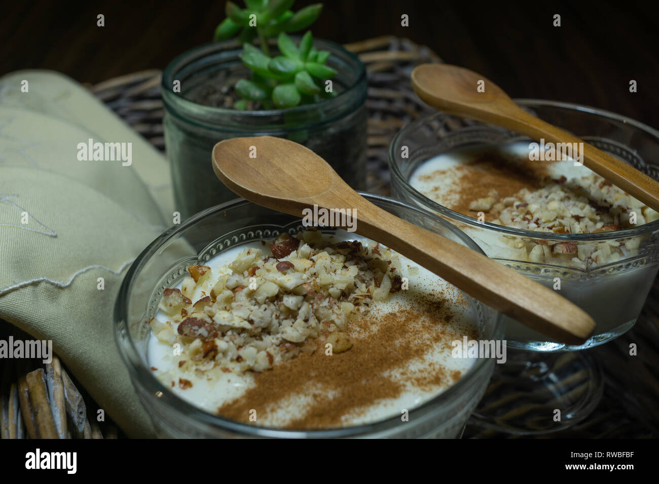 Pudín de arroz servido en copas de cristal. Decorado. Close-up. Postres  caseros decoradas con servilletas artesanales de mimbre en una bandeja  Fotografía de stock - Alamy