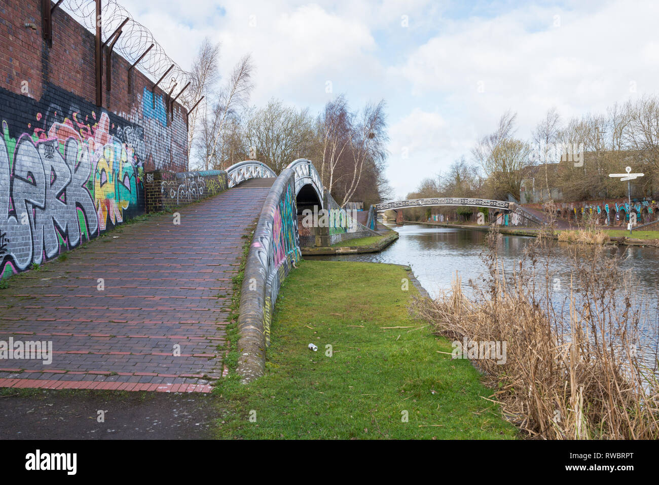 El antiguo canal de Birmingham Línea que pasa por el interior del distrito de la ciudad de Birmingham Ladywood que está experimentando la regeneración Foto de stock