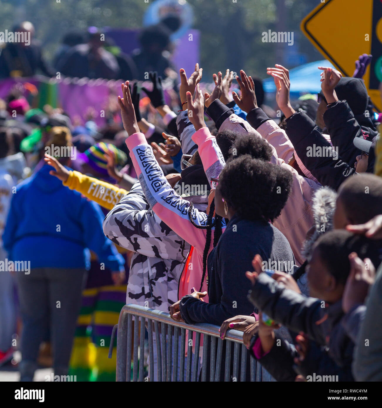 Nueva Orleans, LA, EE.UU. el 5 de marzo de 2019 las ayudas sociales Zulu & Pleasure Club tomaron las calles el Martes Gordo, con sus tradicionales trajes de hierba y faldas y firma Mardi Gras lanza el coco pintados a mano. Crédito: Tom Pumphret/Alamy Live News Foto de stock