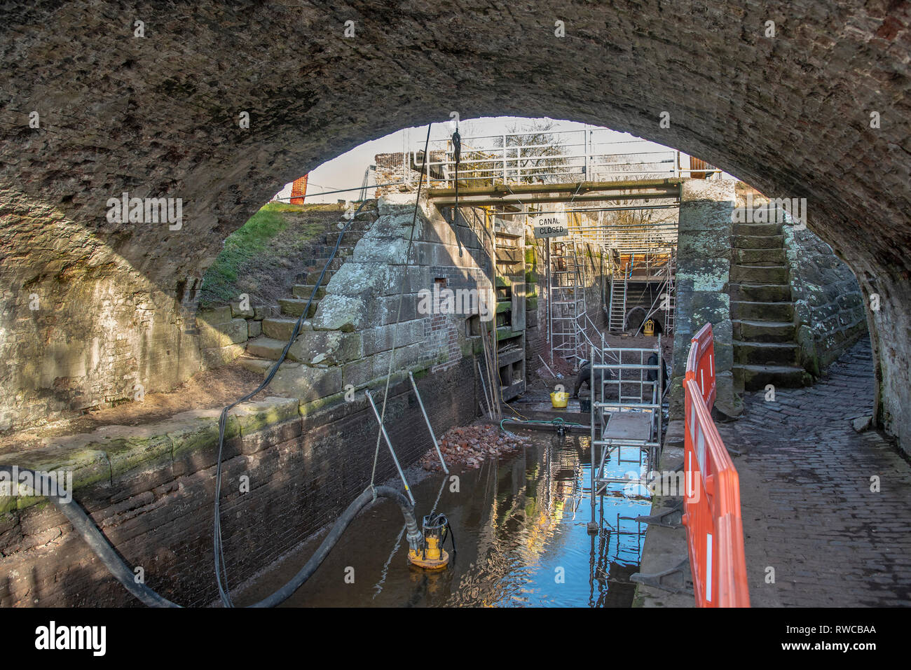 Bloquear las reparaciones en Shropshire Union canal en Beeston Foto de stock