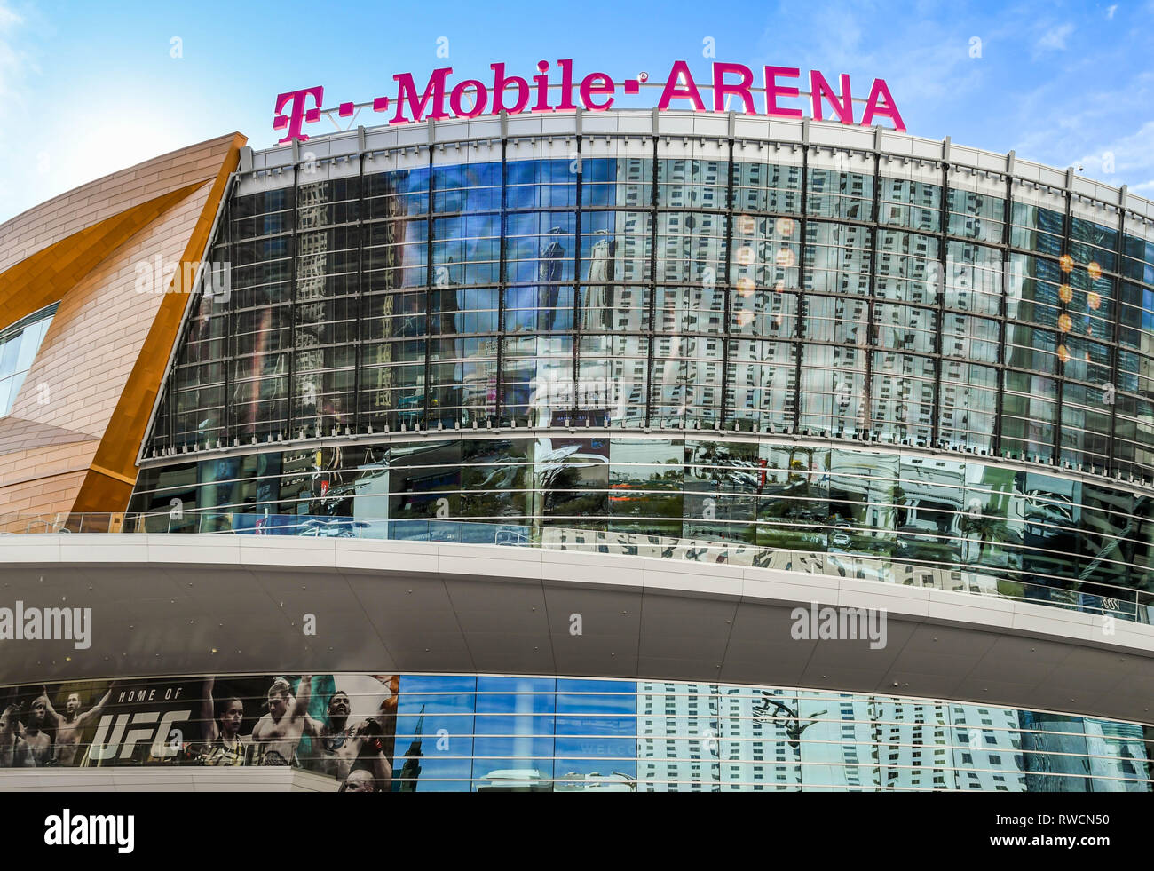 LAS VEGAS, NV, USA - Febrero de 2019: Amplio ángulo de vista exterior del T-Mobile Arena en Las Vegas. Es el hogar de los Caballeros Dorados del equipo de hockey sobre hielo. Foto de stock