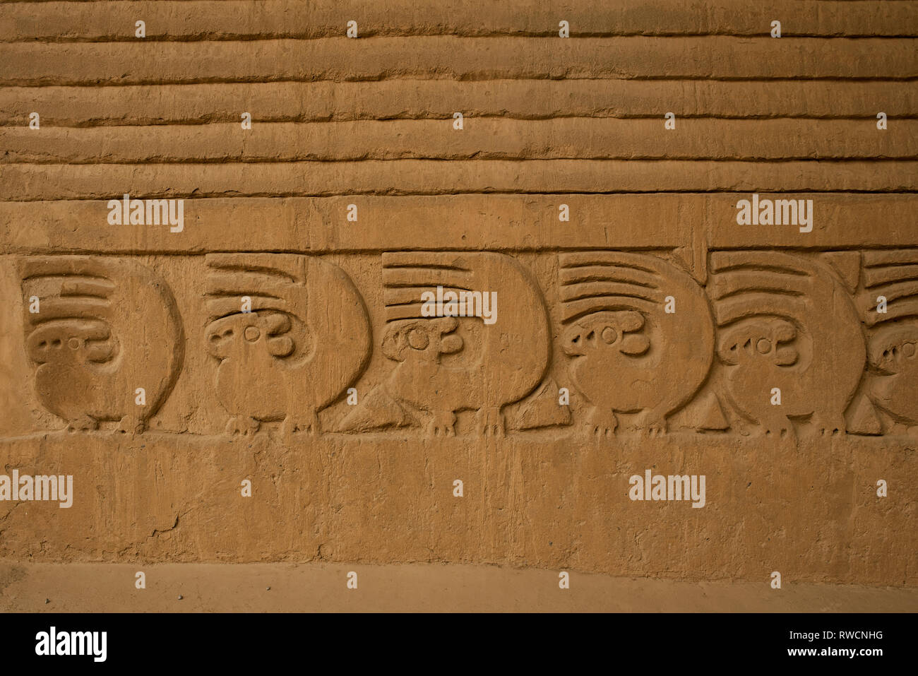 Alivio de motivos zoomorfos en la pared de adobe. Chan Chan, la antigua capital del reino Chimú, Patrimonio Mundial de la Unesco. Trujillo, Perú. Jul 2018 Foto de stock