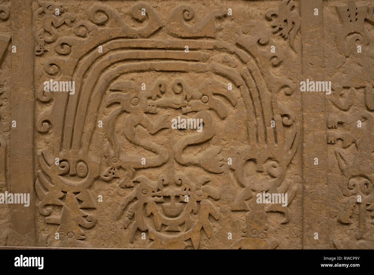 Alivio de figuras zoomorfas sobre pared de adobe. Chan Chan, la antigua capital del reino Chimú, Patrimonio Mundial de la Unesco. Trujillo, Perú. Jul 2018 Foto de stock