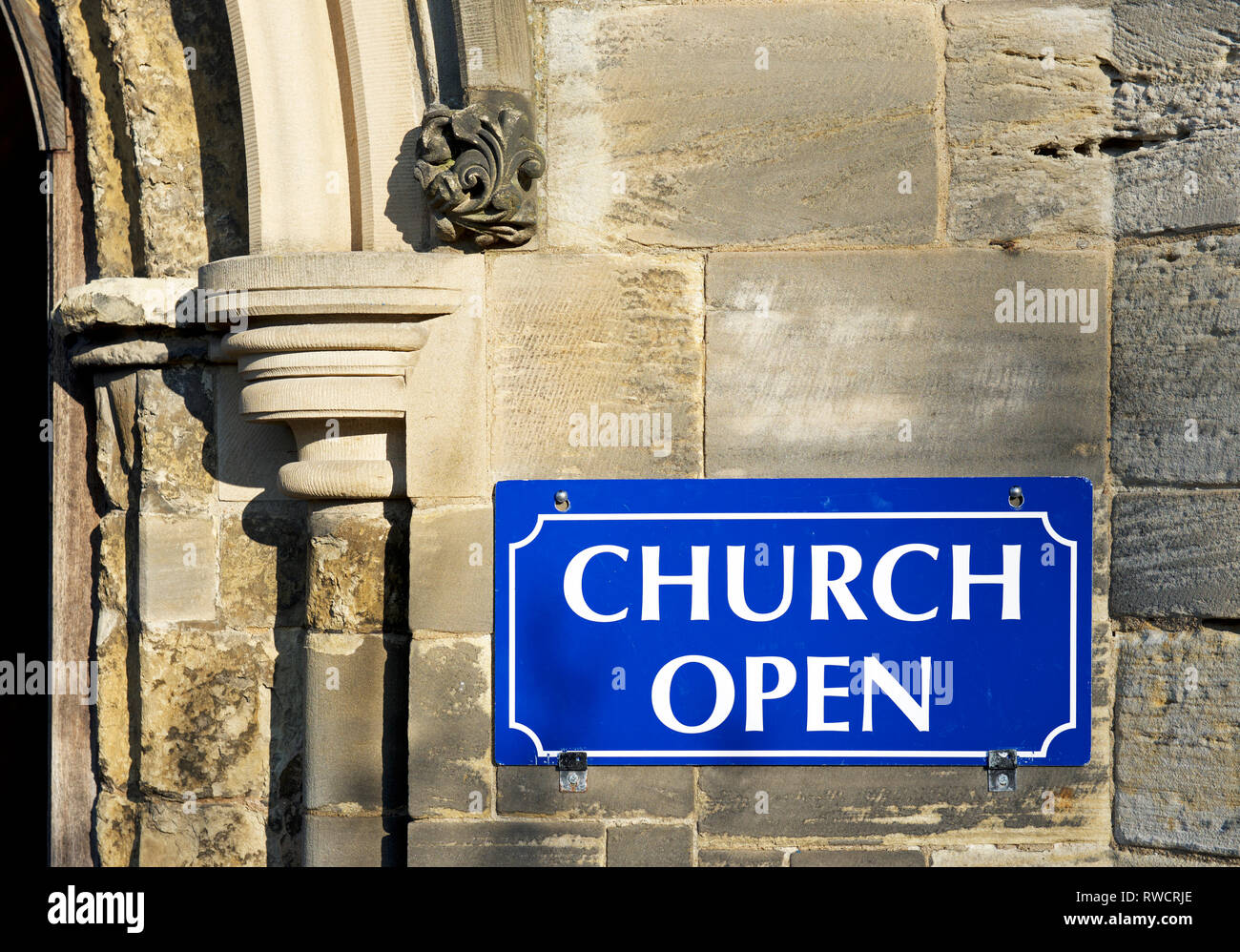 Letrero en la puerta de la iglesia - Iglesia abierta - Inglaterra, Reino  Unido Fotografía de stock - Alamy