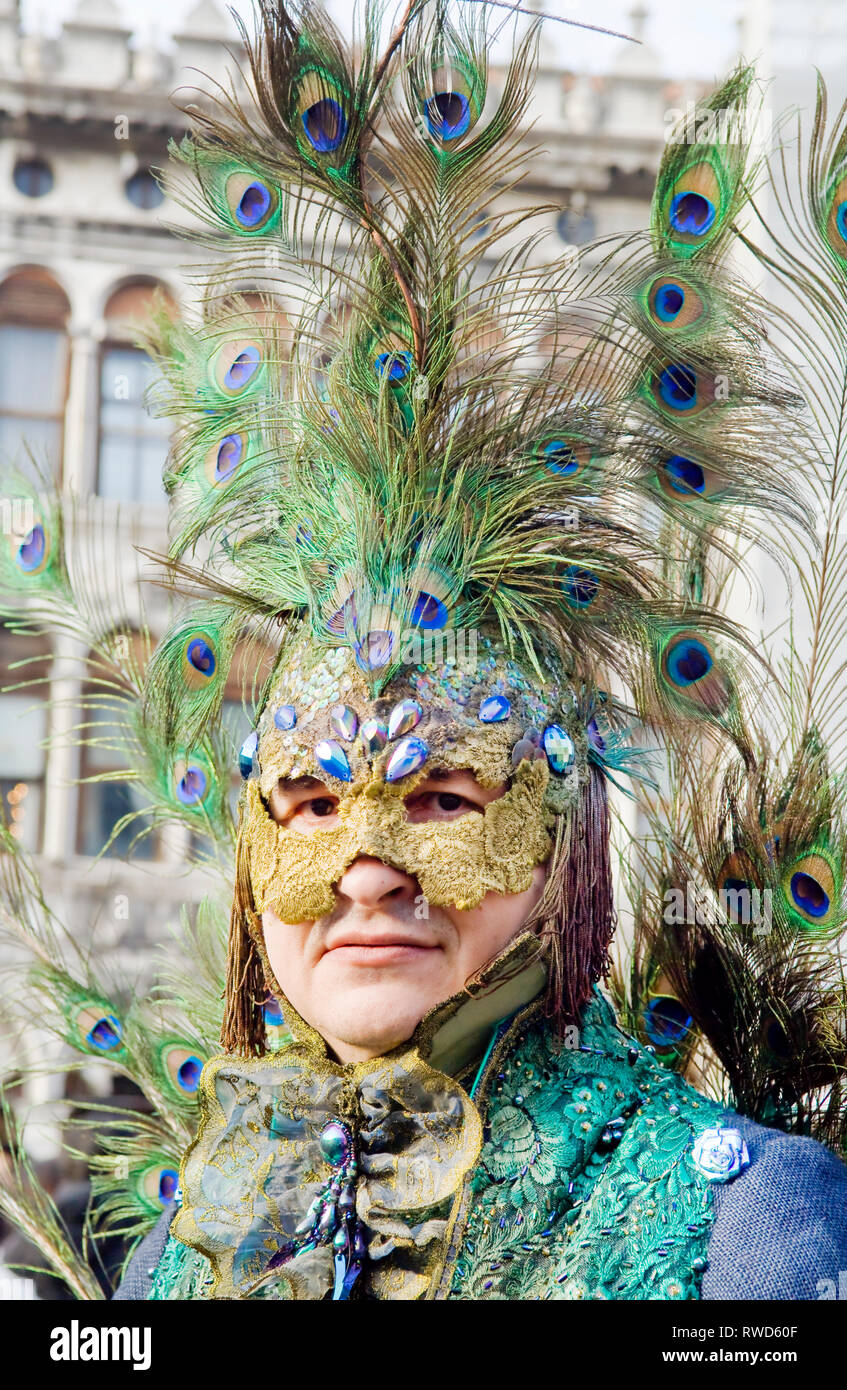 Traje de plumas de pavo real en el carnaval de venecia fotografías e  imágenes de alta resolución - Alamy