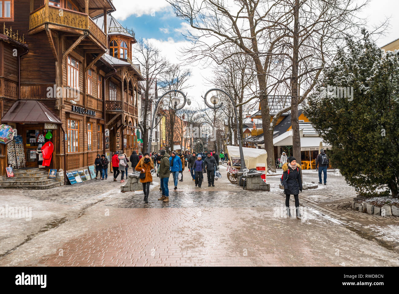 Zakopane, Polonia - Febrero 22, 2019. Una multitud de gente paseando por la calle Krupowki en un día de invierno. Calle Krupowki es el principal paseo de la ciudad Foto de stock