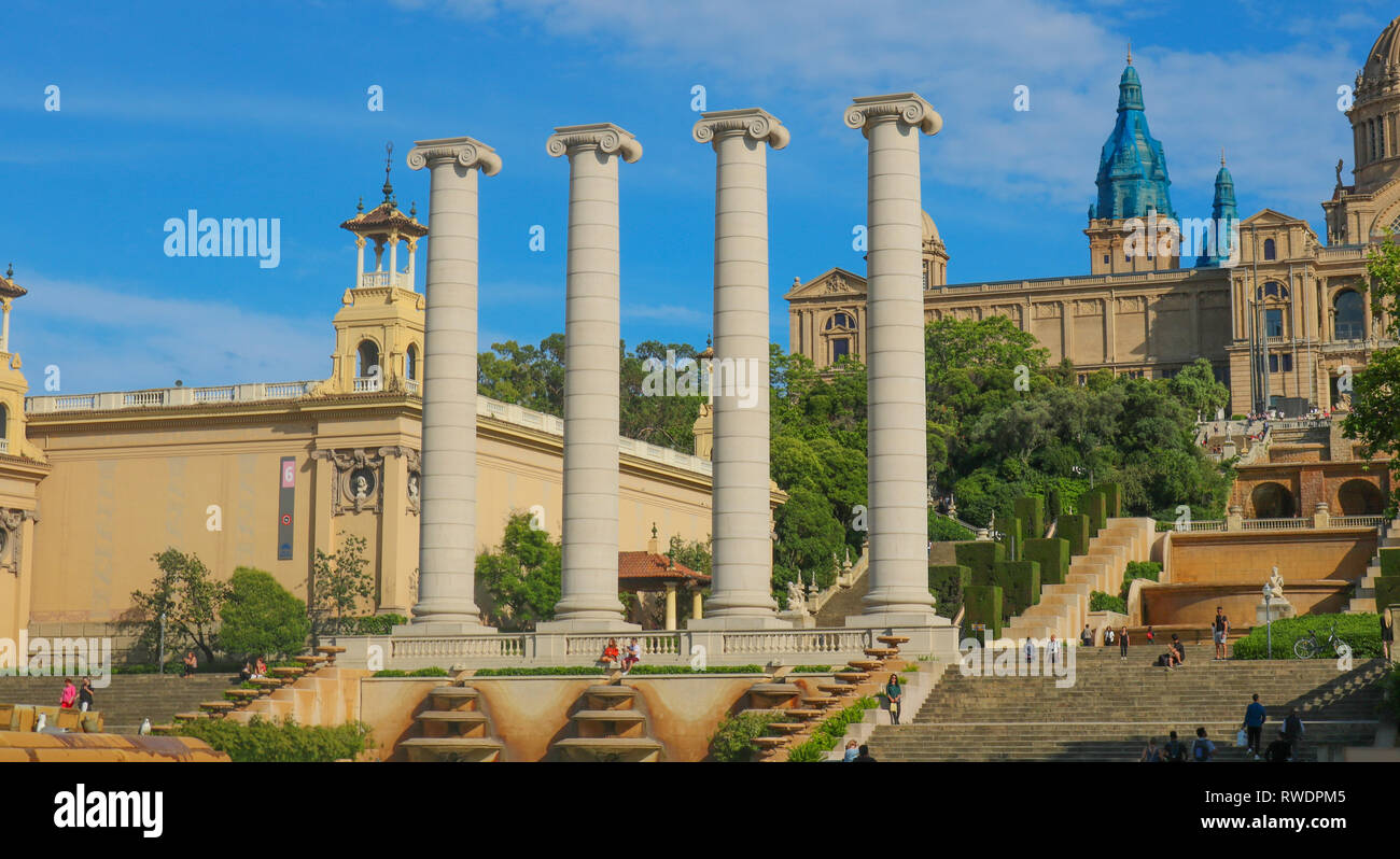 Las cuatro columnas son cuatro columnas jónicas creado originalmente por Josep Puig i Cadafalch, en Barcelona, España. Fueron construidas en el 1919, donde la magia F Foto de stock
