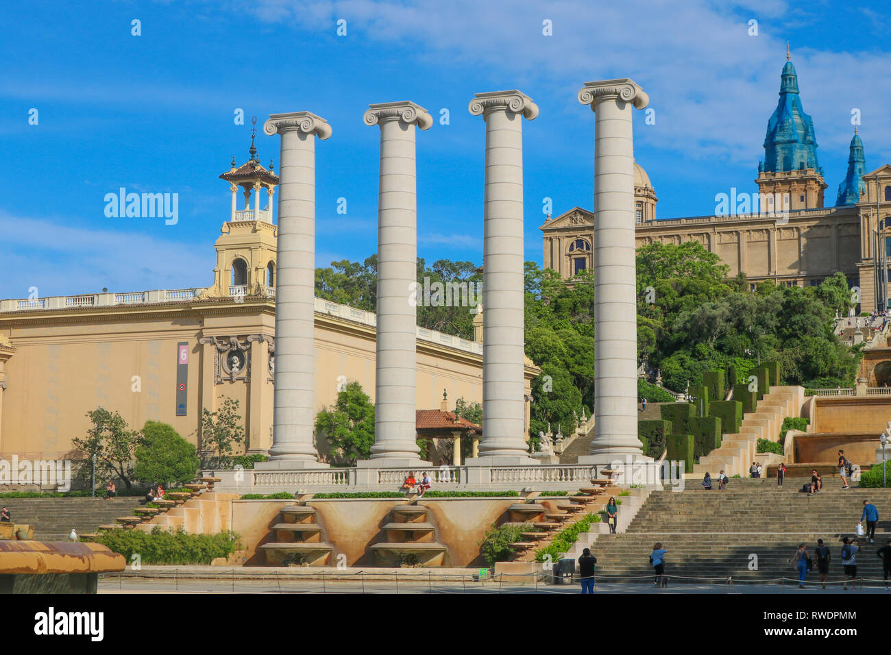 Las cuatro columnas son cuatro columnas jónicas creado originalmente por Josep Puig i Cadafalch, en Barcelona, España. Fueron construidas en el 1919, donde la magia F Foto de stock