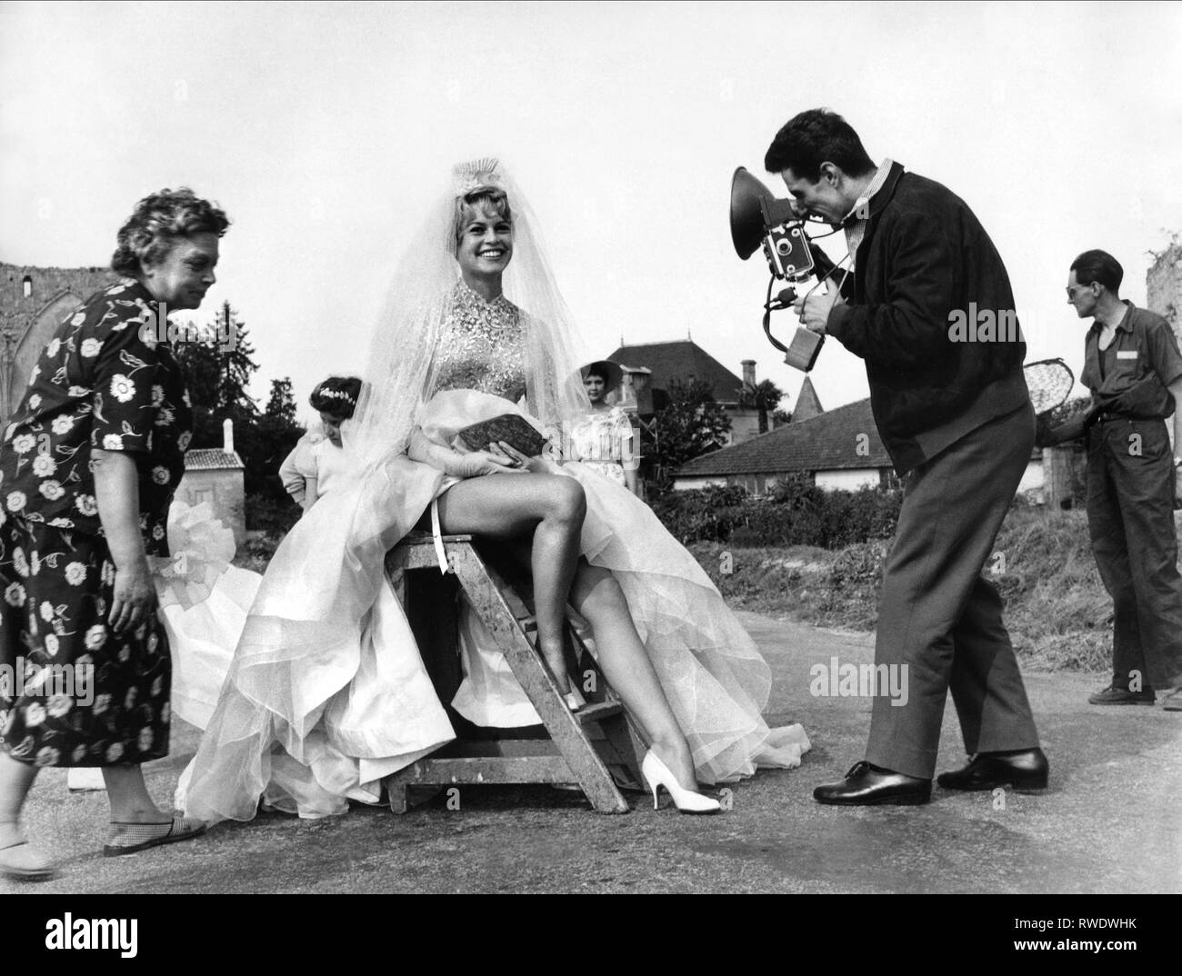 BRIGITTE BARDOT, La novia es demasiado bello, 1956 Fotografía de stock -  Alamy