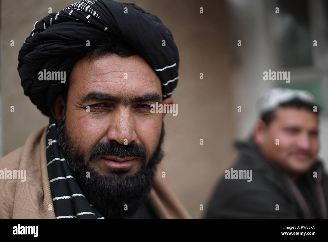 Personas en un campamento de desplazados internos en las afueras de Kabul, Afganistán, 28 feb 2019. La mayoría de las 1.000 familias que abandonan en el campamento de Afganistán dejó la provincia de Helmand hace 13 años, cuando los talibanes lanzaron una gran ofensiva militar en el ejército afgano y las fuerzas de la coalición en Helmand. Ahora la mayoría de los hogares tiene más de 10 miembros, según los campamentos líder, ellos no tienen ningún centro médico en el campamento y la escuela puede enseñar sólo un máximo de 80 niños. La infraestructura deficiente y la higiene enfermedades como las infecciones gastrointestinales, infecciones de la piel y enfermedades respiratorias prevalentes. Foto de stock