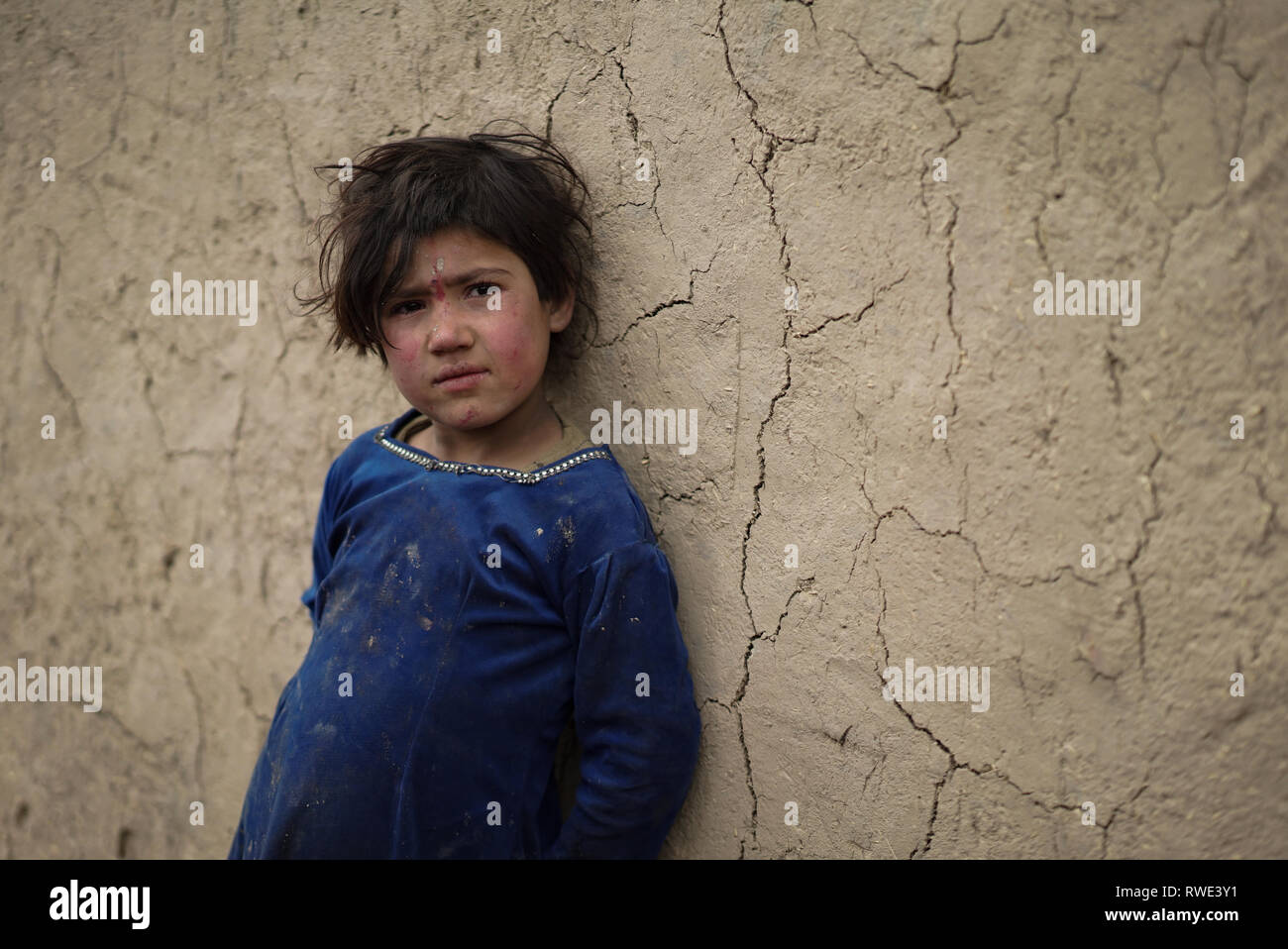 Personas en un campamento de desplazados internos en las afueras de Kabul, Afganistán, 28 feb 2019. La mayoría de las 1.000 familias que abandonan en el campamento de Afganistán dejó la provincia de Helmand hace 13 años, cuando los talibanes lanzaron una gran ofensiva militar en el ejército afgano y las fuerzas de la coalición en Helmand. Ahora la mayoría de los hogares tiene más de 10 miembros, según los campamentos líder, ellos no tienen ningún centro médico en el campamento y la escuela puede enseñar sólo un máximo de 80 niños. La infraestructura deficiente y la higiene enfermedades como las infecciones gastrointestinales, infecciones de la piel y enfermedades respiratorias prevalentes. Foto de stock