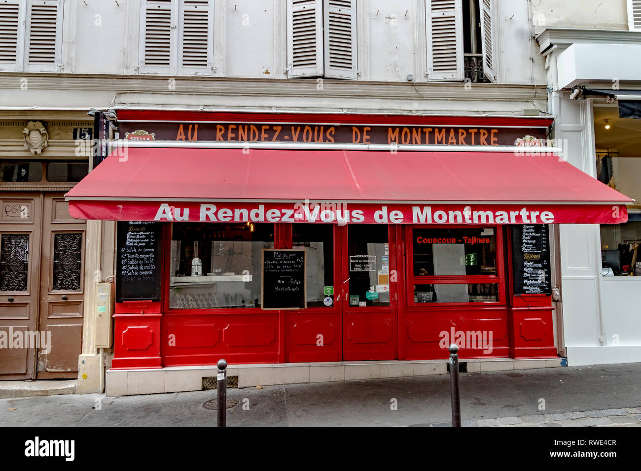 Au Rendez-vous de Montmartre un restaurante en la Rue la Vieuville que sirve platos inspirados en la cocina del norte de África ,Montmartre, París Foto de stock