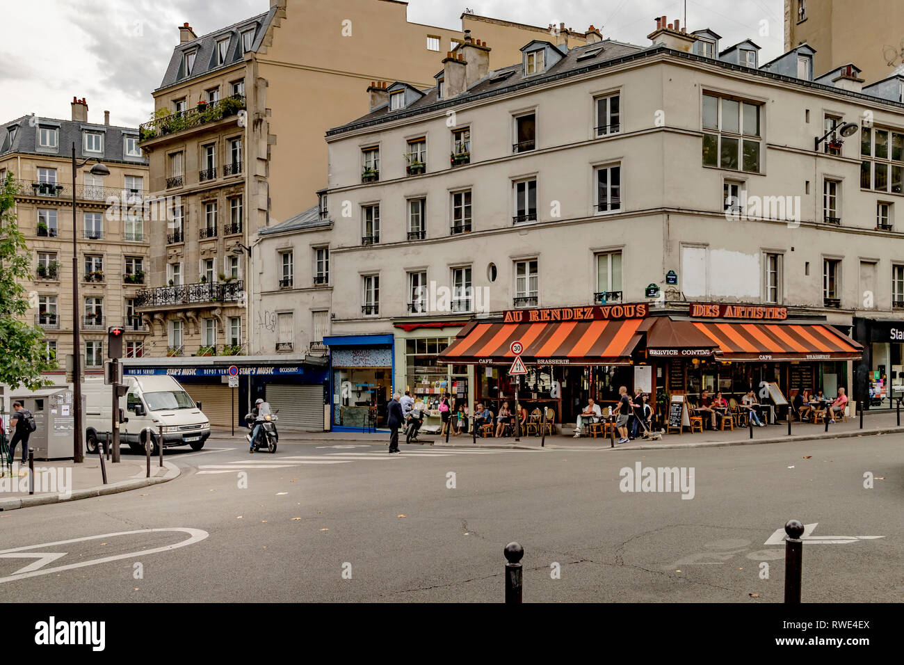 La gente almorzando fuera Au Rendez vous des artistes un restaurante café en el Boulevard de Clichy , París , Francia Foto de stock