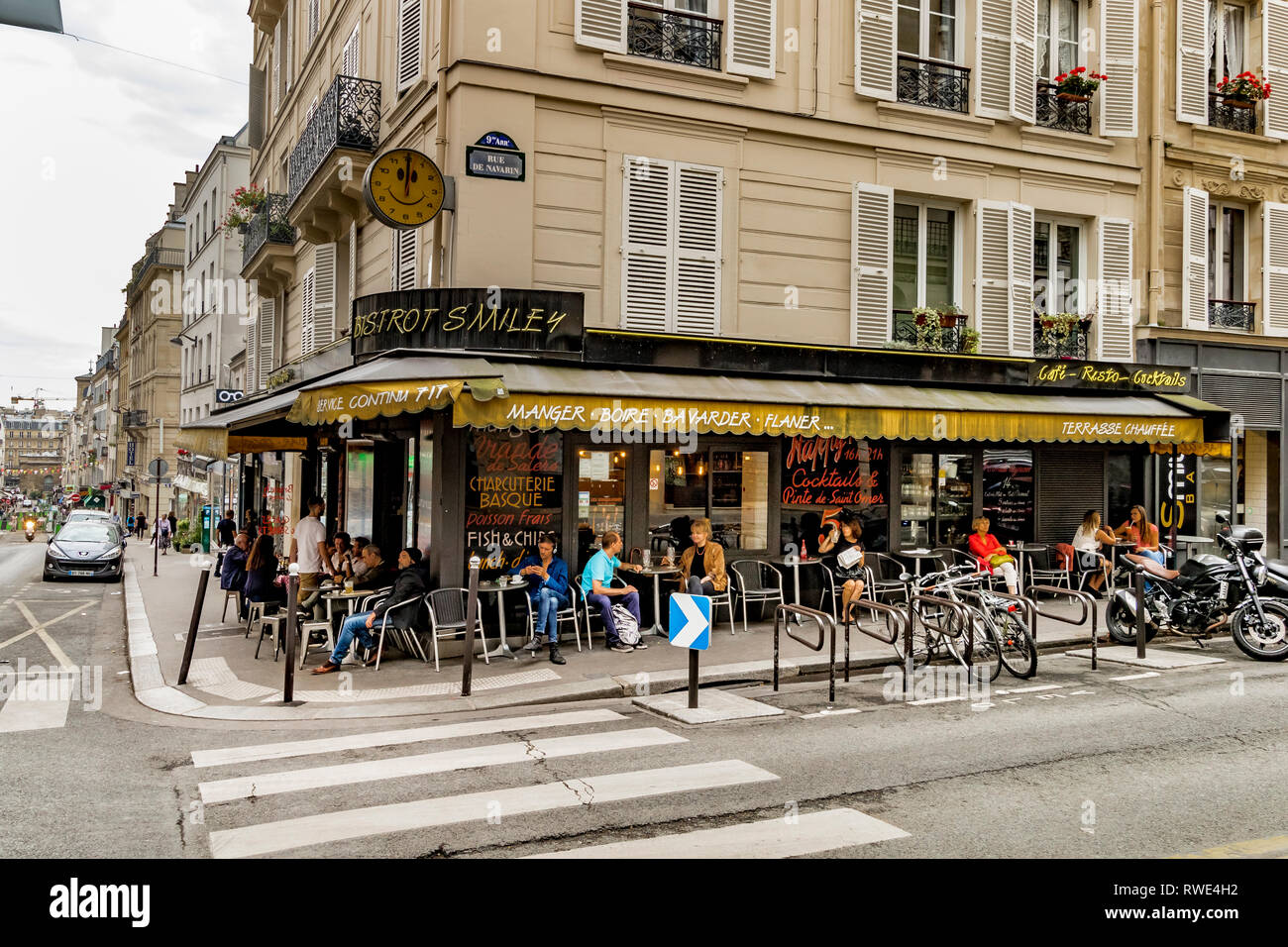 Gente sentada fuera Bistrot Smiley en la Rue des Martyrs en la zona de St Georges de París Foto de stock