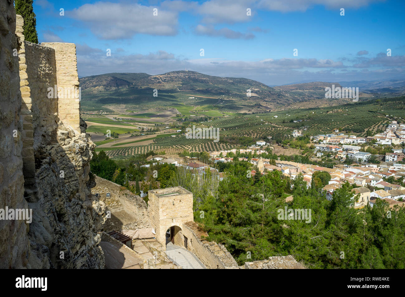 Vista de Alcalá la Real y al paisaje de los alrededores del castillo - fortaleza de la Mota - provincia de Jaén, en Andalucía, España. Foto de stock