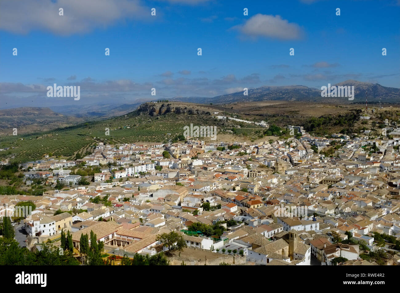 Vista de Alcalá la Real, provincia de Jaén, en Andalucía, España, tomada desde el castillo. Foto de stock