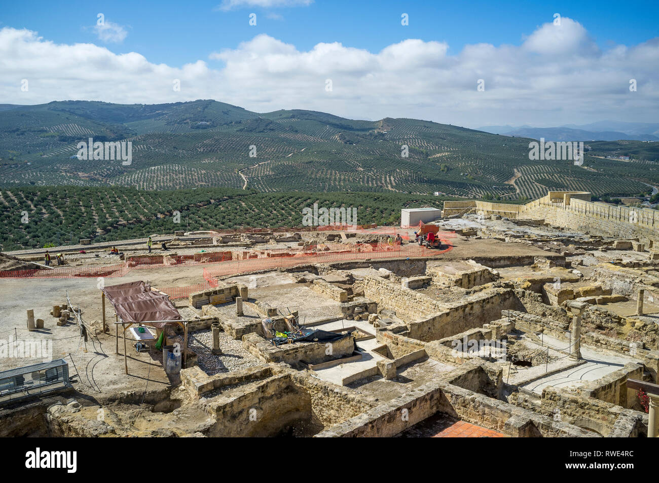 A la vista de las continuas excavaciones arqueológicas en la fortaleza de la Mota, Alcala La Real, provincia de Jaén, en Andalucía, España. Foto de stock