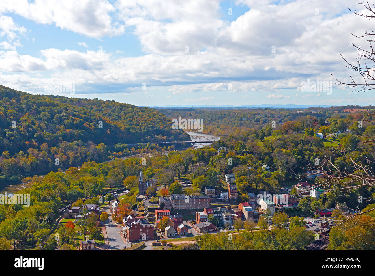 Una vista de Harpers Ferry ciudad histórica desde un punto alto. Paisaje de West Virginia en otoño con el Parque Histórico Nacional Harpers Ferry en el punto rcest Foto de stock