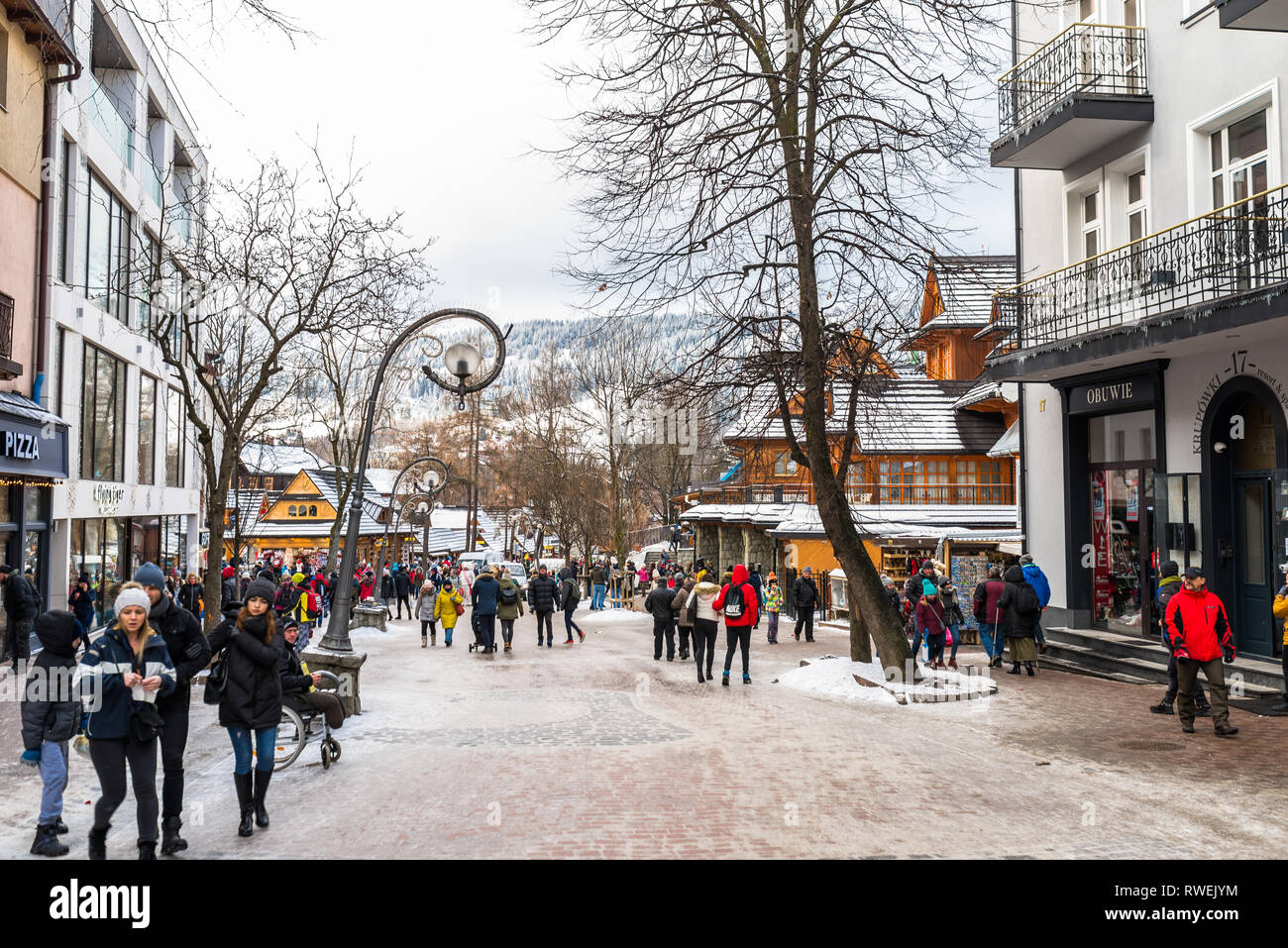 Zakopane, Polonia - Febrero 22, 2019. Una multitud de gente paseando por la calle Krupowki en un día de invierno. Calle Krupowki es el principal paseo de la ciudad Foto de stock