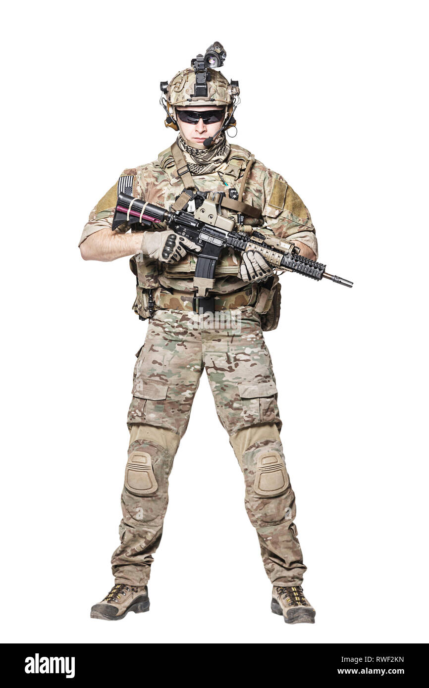Miembro Élite de rangers del ejército estadounidense en uniforme de combate  con sus mangas de camisa enrollada Fotografía de stock - Alamy