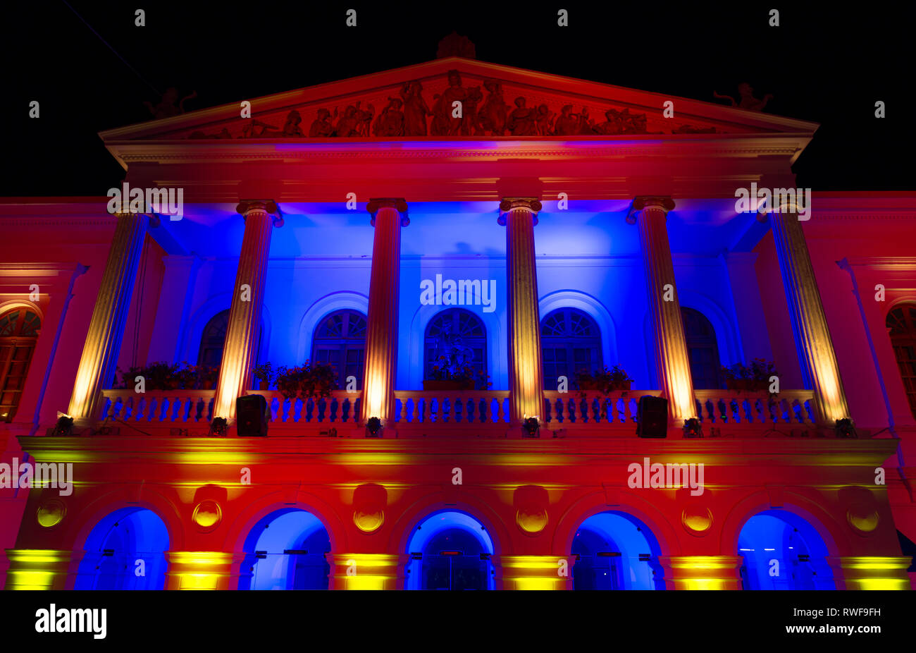 El Teatro Sucre iluminado con rojo, amarillo y azul en el centro histórico de la ciudad de Quito, Ecuador. Foto de stock