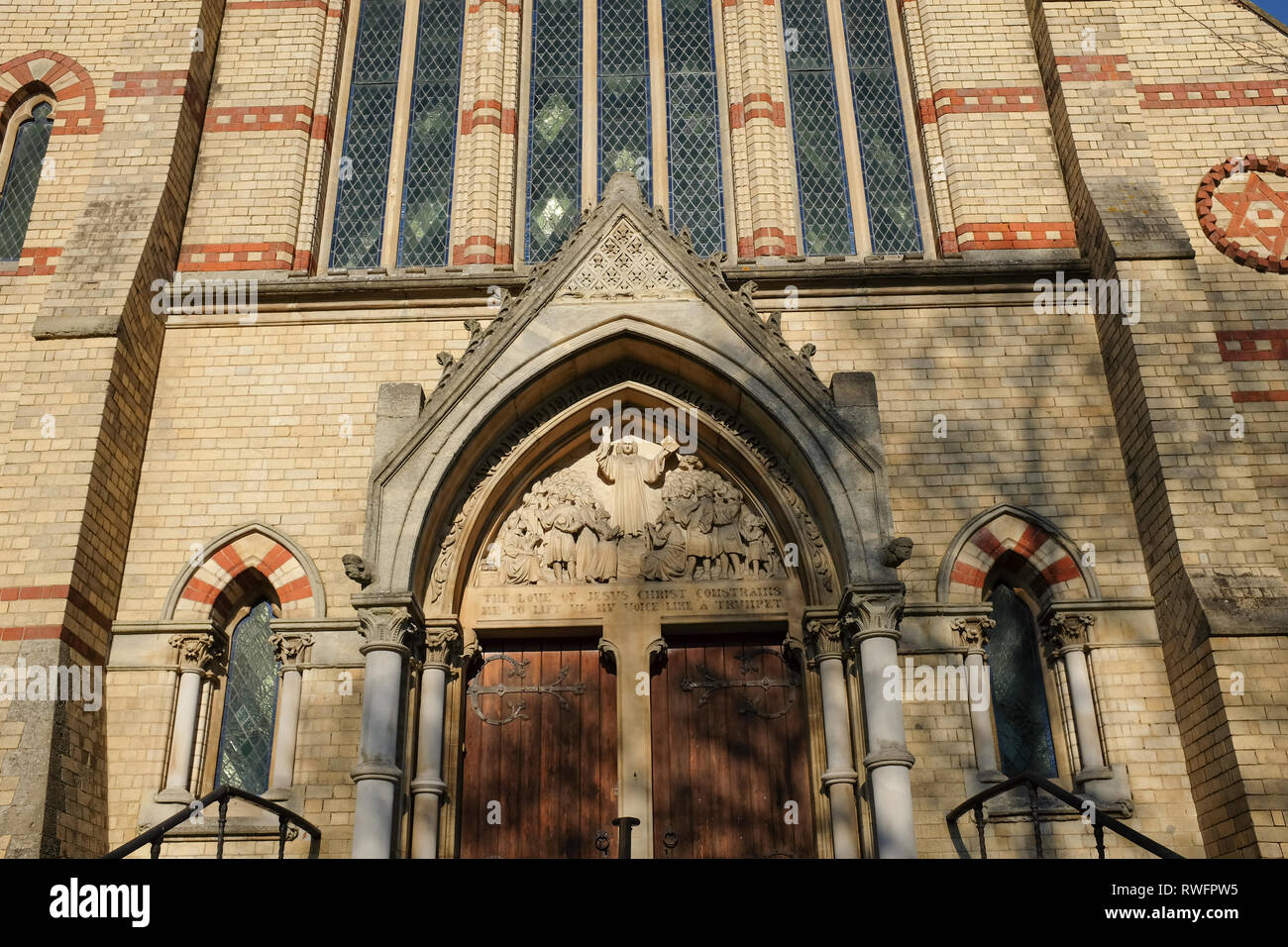 Puerta de la antigua United iglesia reformada en Gloucester Foto de stock