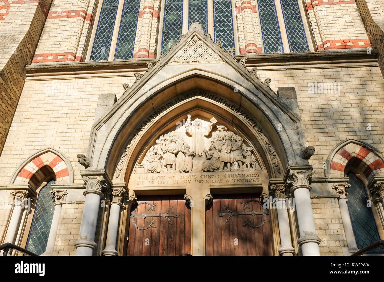 Puerta de la antigua United iglesia reformada en Gloucester Foto de stock