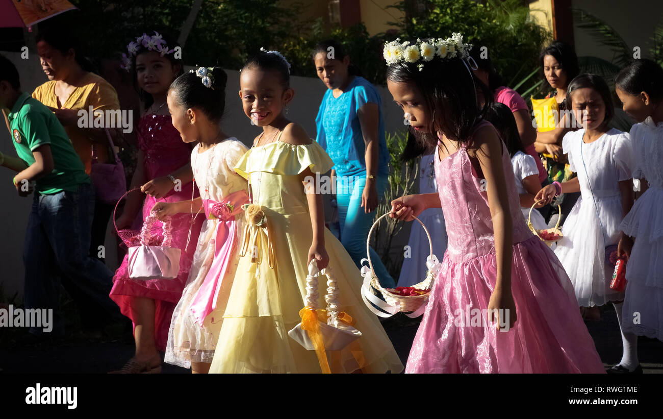 Chicas con vestidos bonitos fotografías e imágenes de alta resolución - Alamy Chicas con vestidos bonitos fotografías e imágenes de alta resolución - Alamy