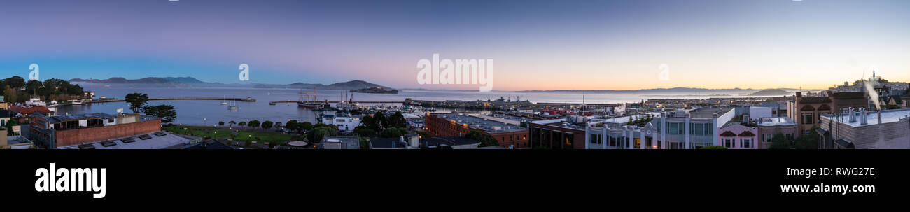 Imagen panorámica con barrio North Point, Alcatraz, Fisherman's Wharf y la bahía de San Francisco en al amanecer. Foto de stock