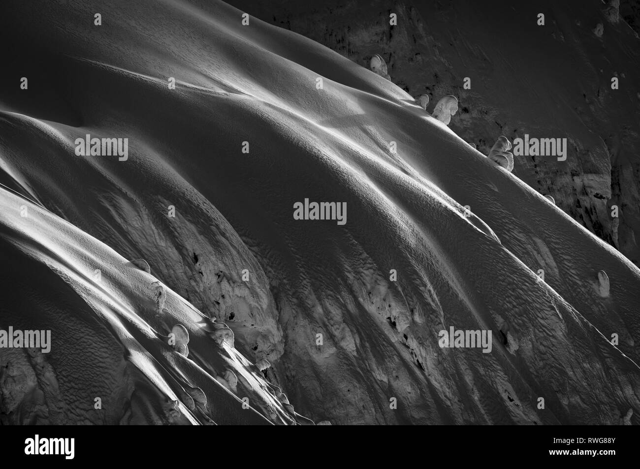 Detalle de suave nieve en montaña Ymir en blanco y negro en la zona de esquí de Whitewater, BC, Canadá Foto de stock