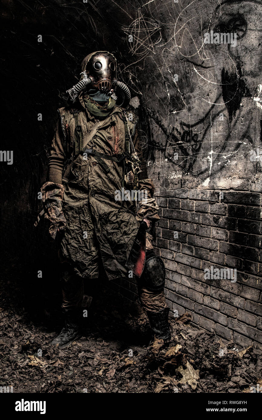 Criatura post apocalíptico con machete, escondido en un túnel oscuro  calabozo Fotografía de stock - Alamy
