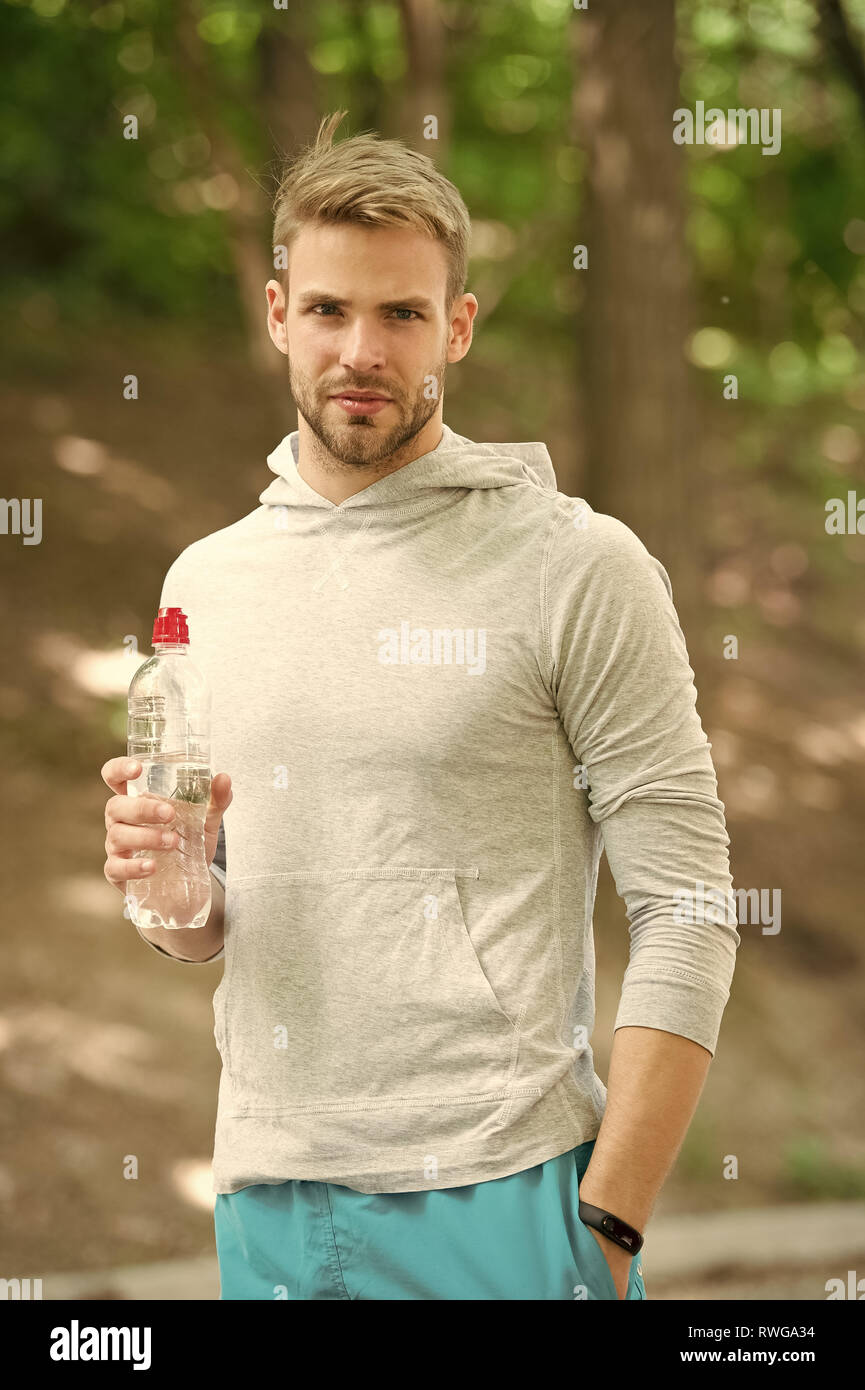 Fitness, salud y hombre caminando al gimnasio con bolsa y botella de agua  lista para entrenar o hacer ejercicio. Motivación, culturismo y deportes,  fuerte Fotografía de stock - Alamy