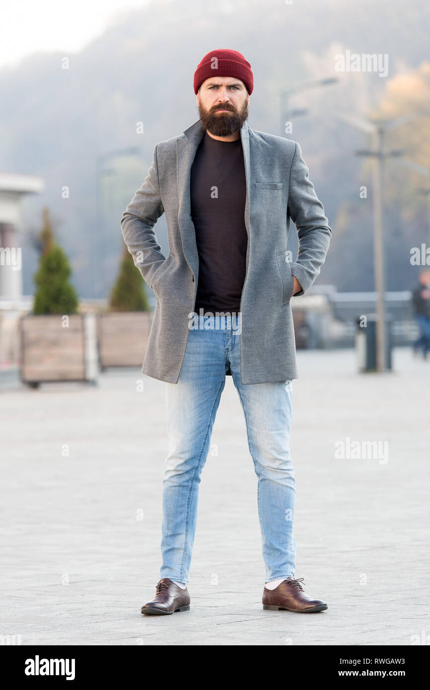 Hipster traje y sombrero accesorio. Atuendo informal elegante temporada de  primavera. Ropa y concepto de moda masculina. El hombre barbado hipster  moda elegante abrigo y sombrero. Ropa cómoda. Caminata refrescante  Fotografía de