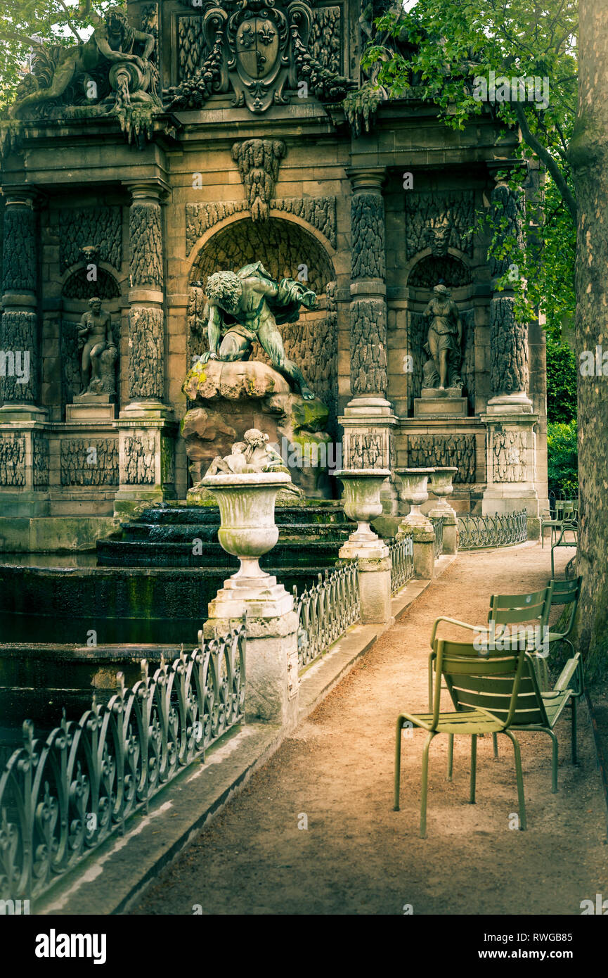 Los Medici Fountain (fr La Fontaine Médicis), una fuente monumental en el Jardin du Luxembourg, en el 6º arrondissement de París. Foto de stock