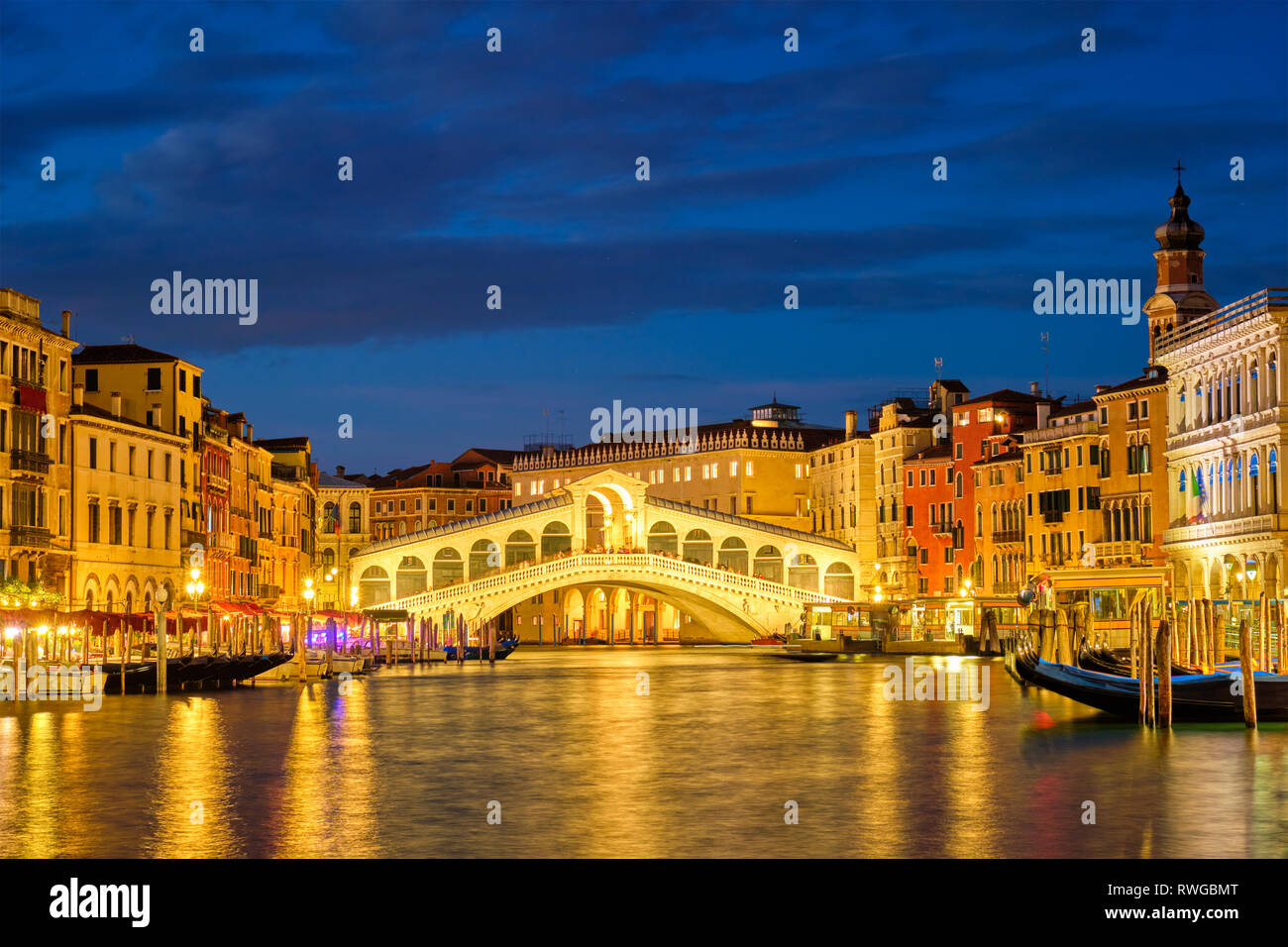 Puente de Rialto Puente de Rialto sobre el Gran Canal de noche en Venecia, Italia Foto de stock
