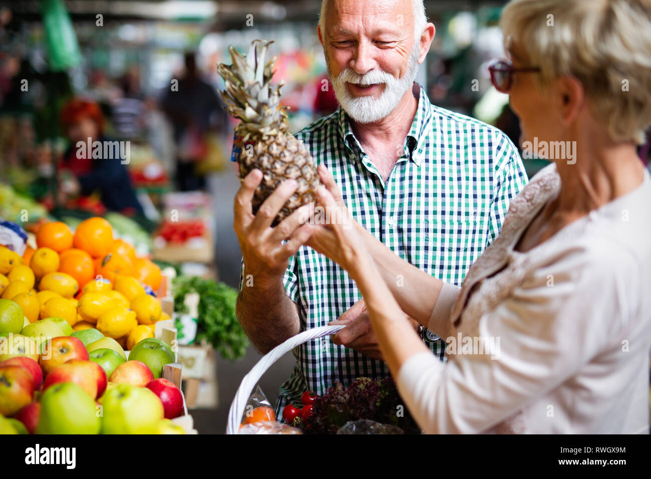 Compras, comida, la venta, el consumismo y la gente concepto - feliz pareja senior comprar alimentos frescos Foto de stock