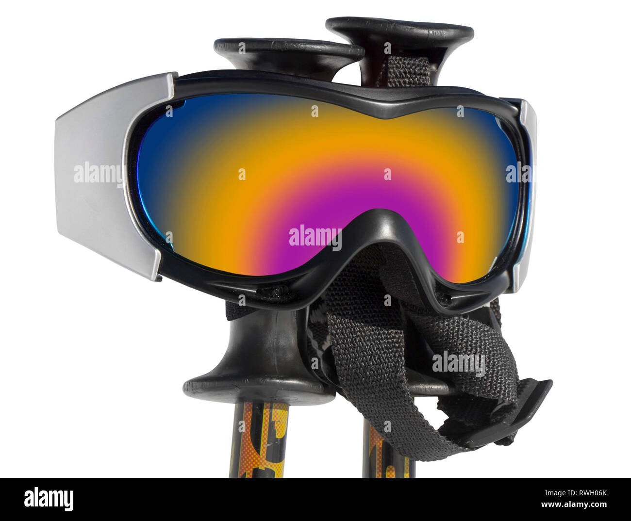 Cerca de las gafas de esquí en bastones de esquí aislado en blanco backgraund Foto de stock