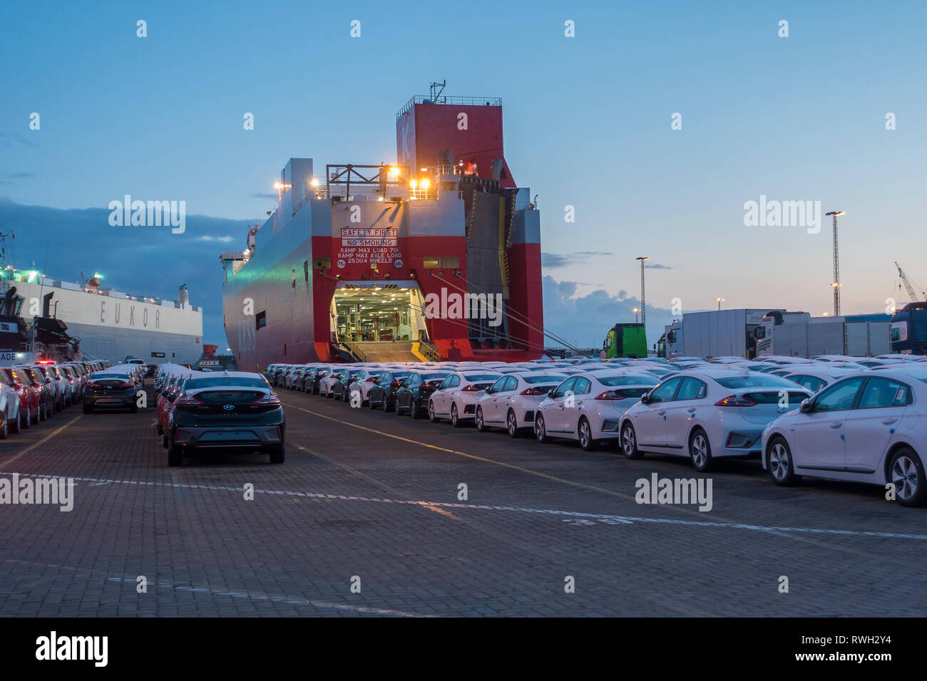 Alemania, Bremerhaven, coches esperando para ser cargados en un buque Ro Ro en Bremerhaven, uno de los mayores terminales de coches comercializados en Europa Foto de stock