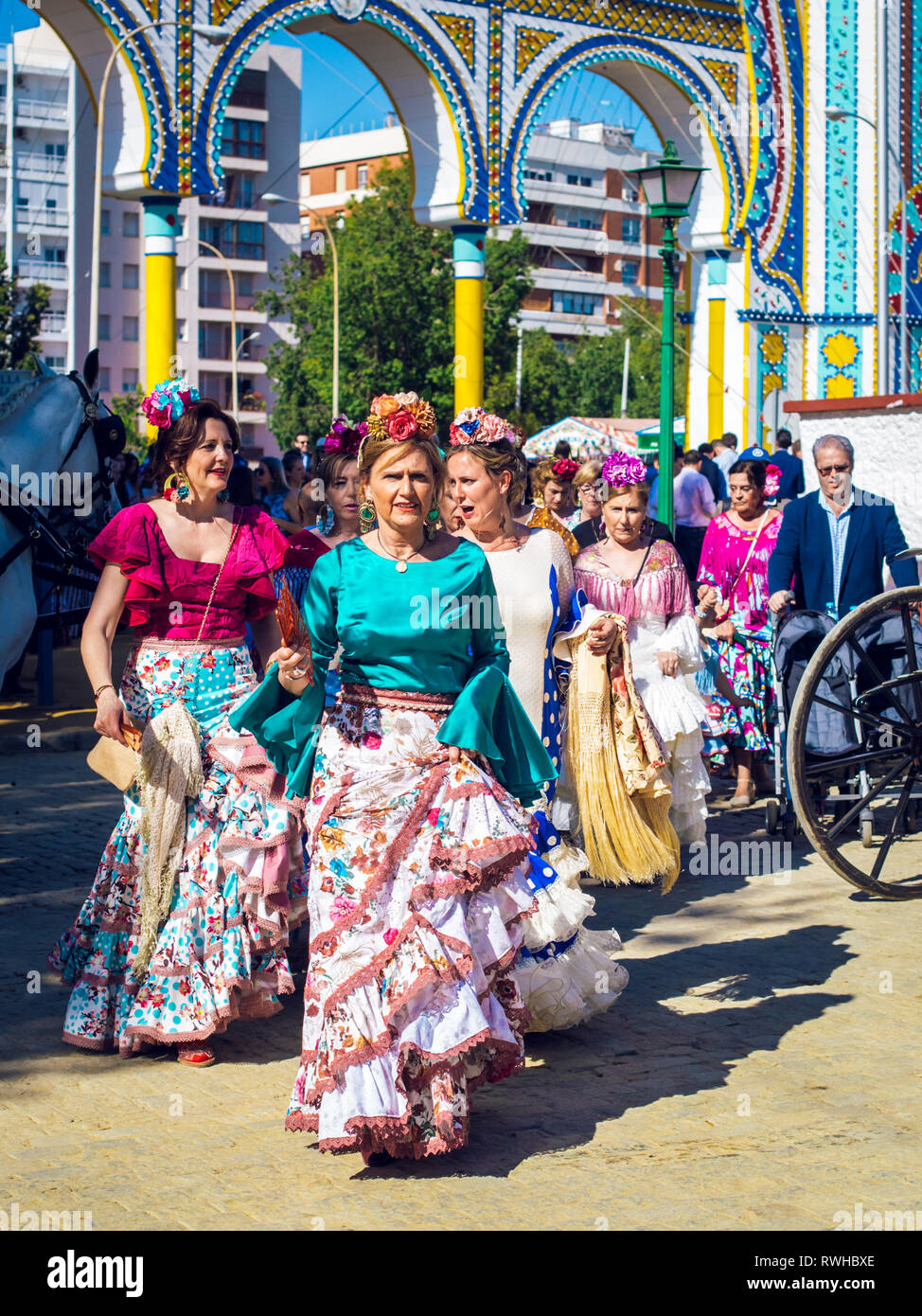 Mujeres elegantes y coloridos vestidos tradicionales en la Feria de Abril,  Sevilla Fair (Feria de Sevilla Fotografía de stock - Alamy