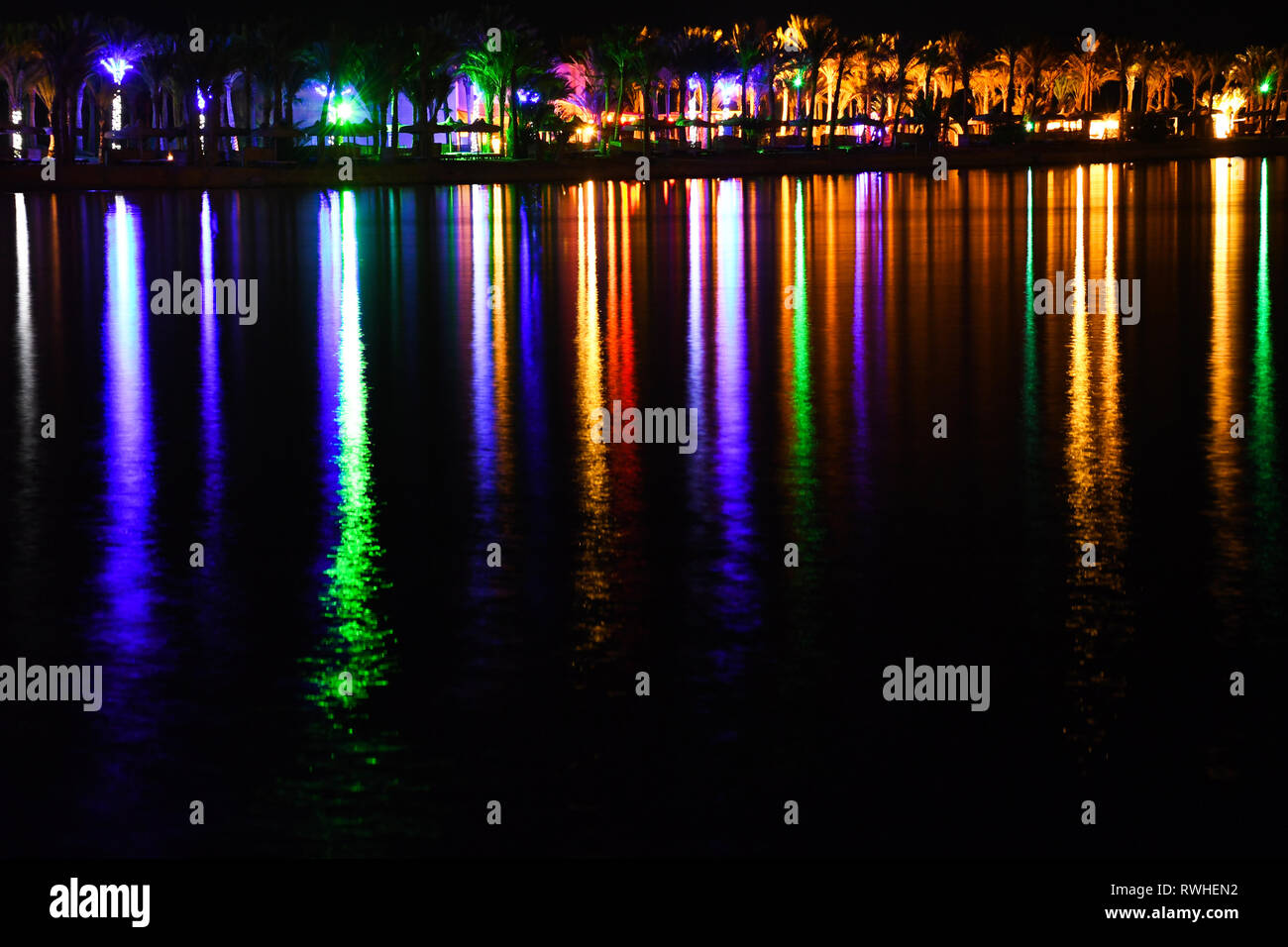 Noche de relámpagos y playa brillante con luces coloridas y hermosas mucho  reflejo en el agua Fotografía de stock - Alamy