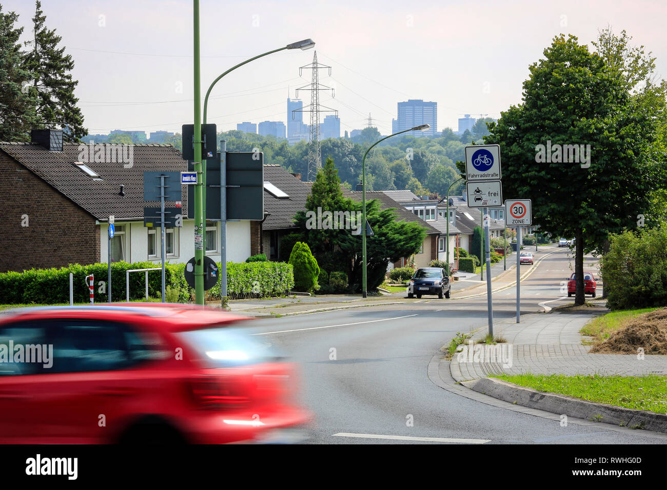 Essen, Renania del Norte-Westfalia, área de Ruhr, Alemania - Escena en la calle con el coche en Stoppenberg con vista al centro de la ciudad de Essen, aquí con ocasión o Foto de stock
