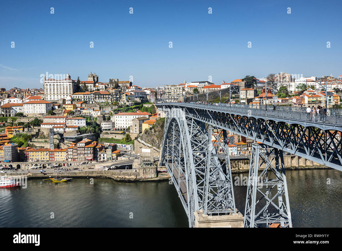 Mirando a través de la Ribera del Duero a Riberia y el puente Dom Luis en Porto Foto de stock