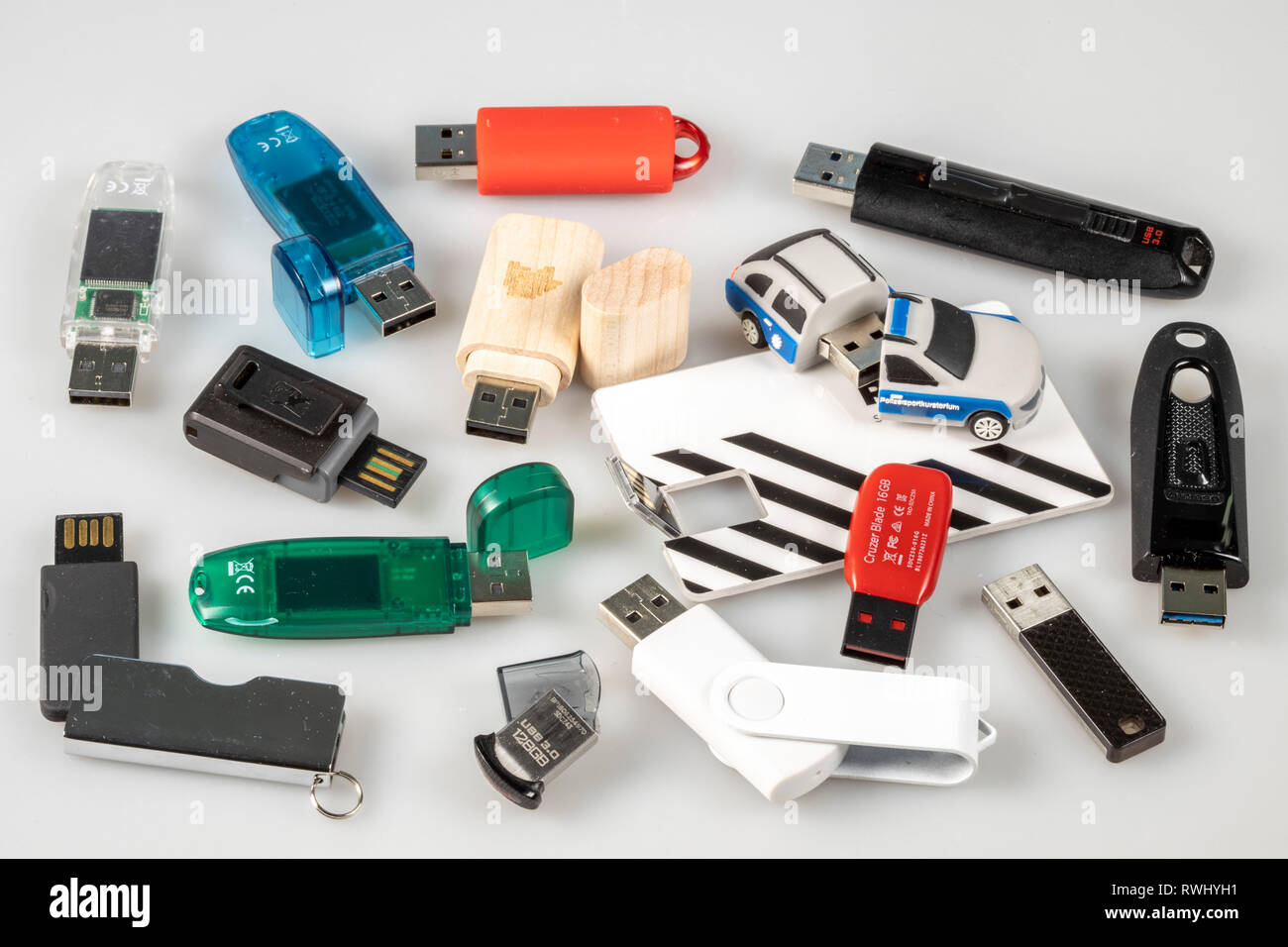Los dispositivos de memoria USB, de diversos tipos, tamaños, diseños,  material publicitario Fotografía de stock - Alamy