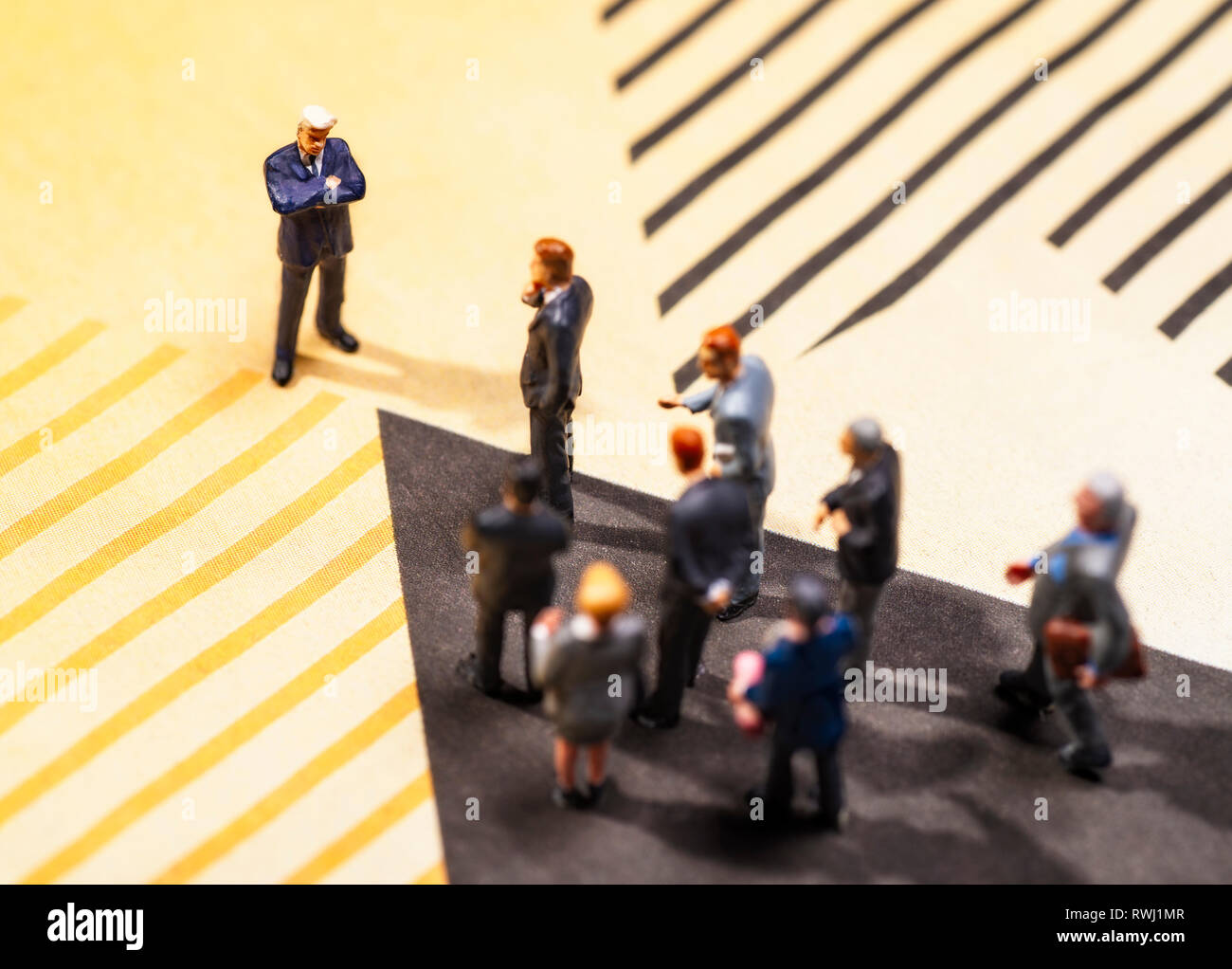 Un grupo de figuras con una figura como líder Foto de stock