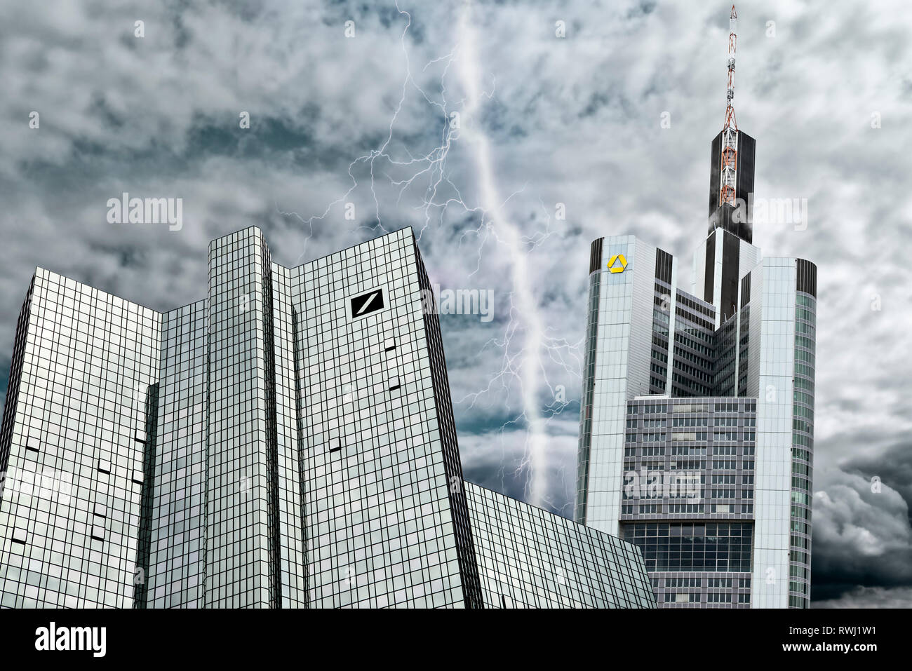 Deutsche Bank y Commerzbank en Frankfurt en frente de un cielo gris, simbolizando la crisis de las instituciones financieras y su posible fusión.[M] Foto de stock