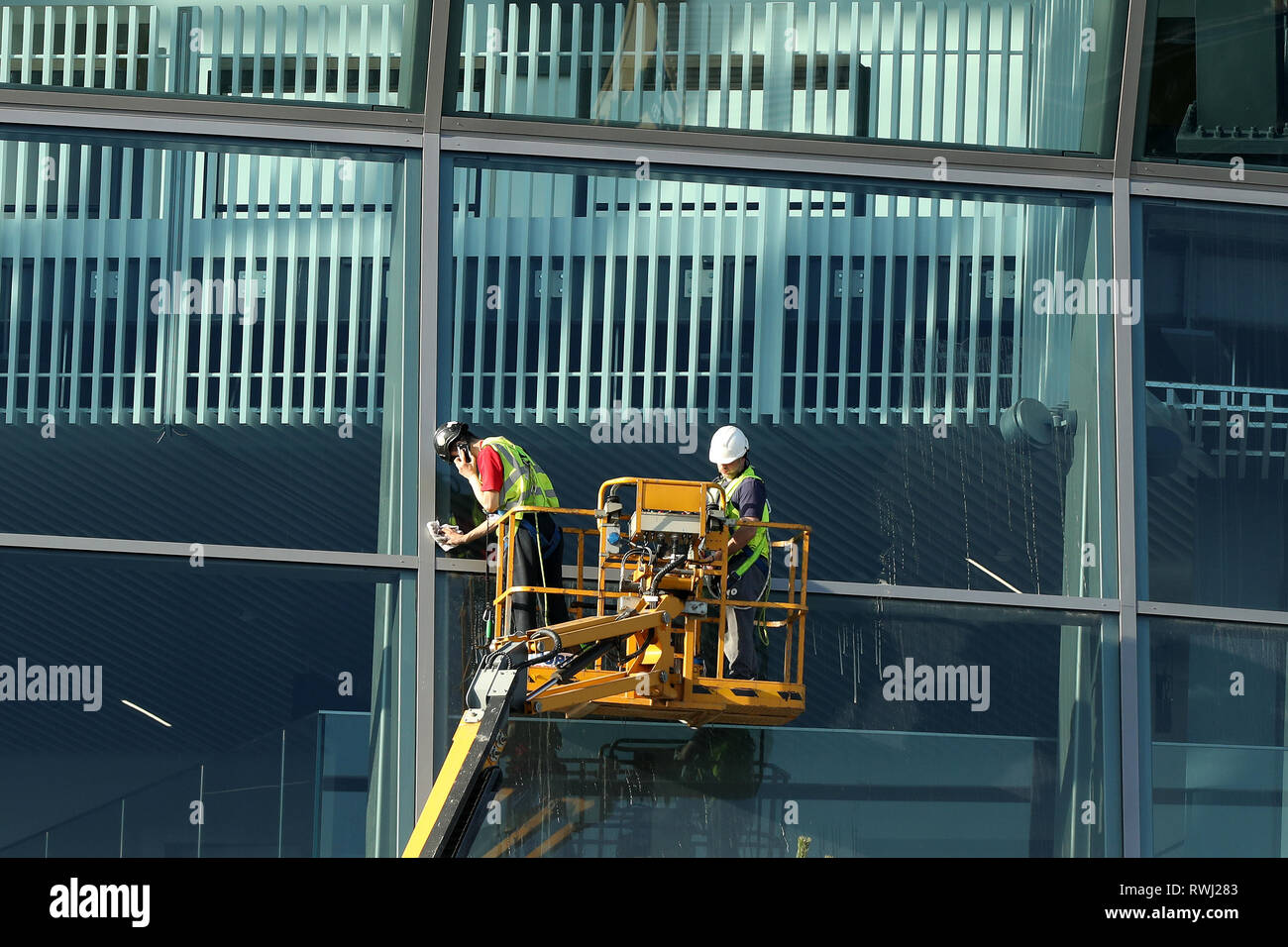 Obreros de la limpieza del estadio nuevo windows - Tottenham Hotspur nuevo estadio de desarrollo, White Hart Lane, Londres - 27 de febrero de 2019 Foto de stock