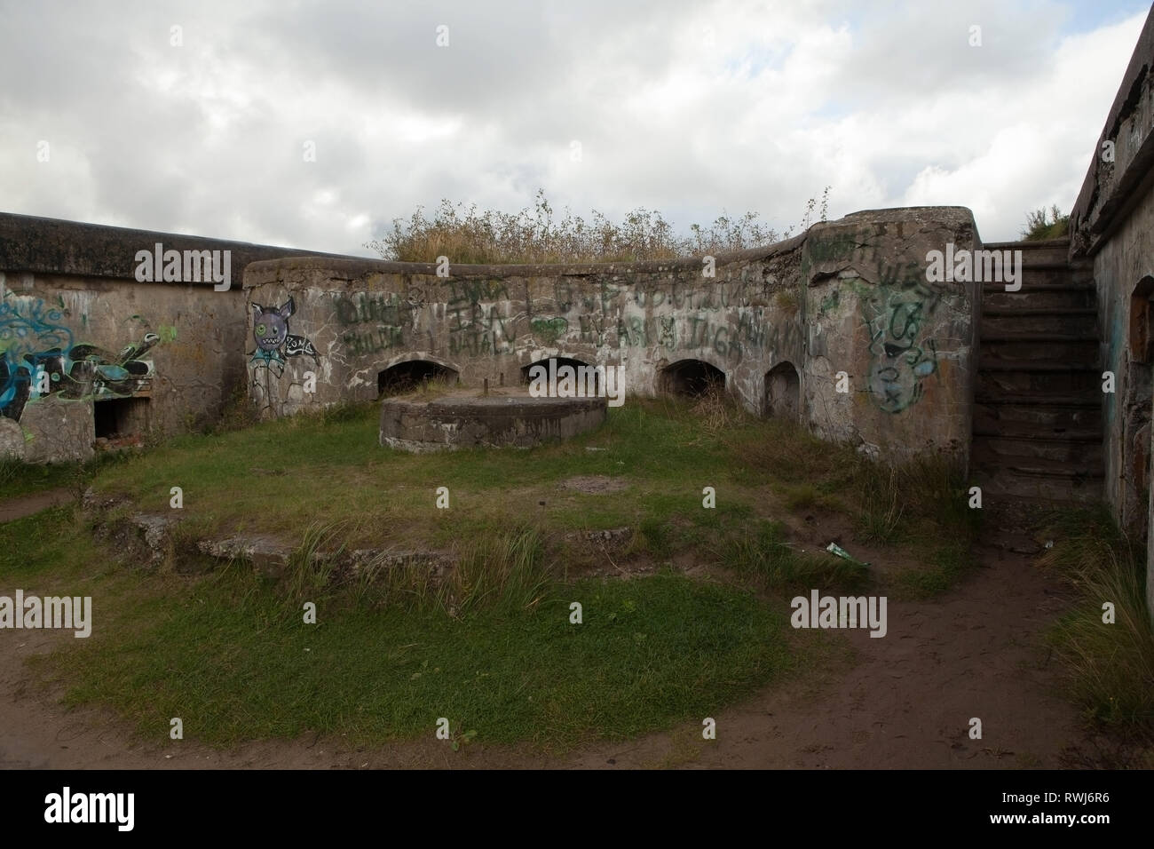Costa abandonadas fortificaciones desde la antigua base militar soviética, Liepaja, Karosta, Letonia Foto de stock