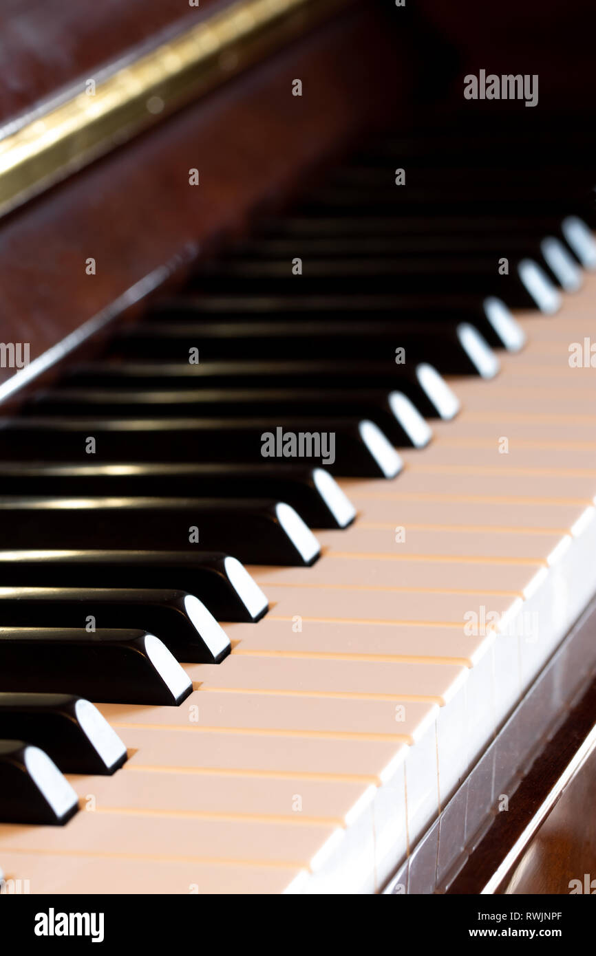 Teclas del piano clásico concierto mucho closeup en dorado a la luz de las  velas, el sonido de las noches románticas Fotografía de stock - Alamy